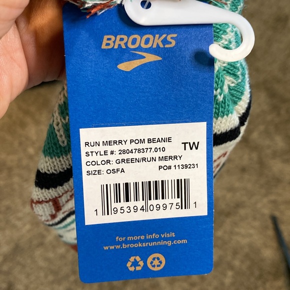 NWT Brooks Heritage Pom Christmas Beanie OSFM - Picture 5 of 8